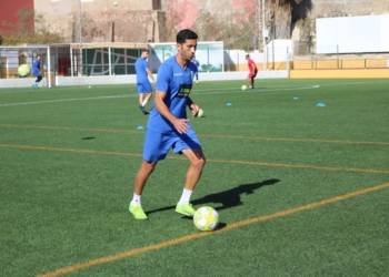 El defensa central azulino, durante la sesión de entrenamiento de ayer.