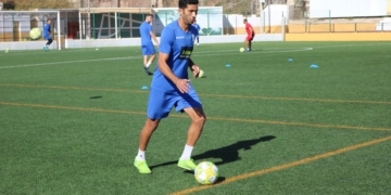 El defensa central azulino, durante la sesión de entrenamiento de ayer.