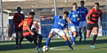El CF Rusadir se mide a La Cañada Atlético, a partir de las 10:45 horas, para afrontar el encuentro correspondiente a décimo quinta jornada del Grupo 13 de la Liga Nacional juvenil.
La escuadra rojinegra quiere seguir aferrándose al objetivo de la permanencia y para ello necesita retornar a la senda del triunfo y volver a sumar de tres en tres para acercarse a los puestos de salvación.
Said Hamad, técnico del cuadro estudiantil, ha aprovechado la jornada de descanso del pasado fin de semana para seguir insistiendo en la propuesta de juego que quiere que el equipo lleve a cabo hasta el final del campeonato.
Para ello ha venido trabajando a lo largo de la semana en la preparación del choque para el que tendrá bajas significativas, ya que no podrá contar con la aportación de Suli, Zuhi, Ibra, Zacarias y Mumi; mientras que en el capitulo de altas recupera para la ocasión al meta Ayoub tras varias jornadas en el dique seco.
La Cañada Atlético ocupa la séptima posición en la tabla clasificatoria del Grupo 13 con 20 puntos; fruto de un balance en el que cuenta con 5 victorias, 5 empates y 3 derrotas, además de un bagaje realizador en el figura con 16 goles a favor y 11 en contra.
Lejos de su feudo, la escuadra almeriense es la segunda mejor visitante del campeonato con 11 puntos sumados de los 21 que ha disputado en sus desplazamientos, gracias a una carta de presentación en la que figuran 3 triunfos, 2 empates y 2 derrotas, y un balance goleador en el que cuenta con 7 tantos anotados y tan solo 4 encajados.