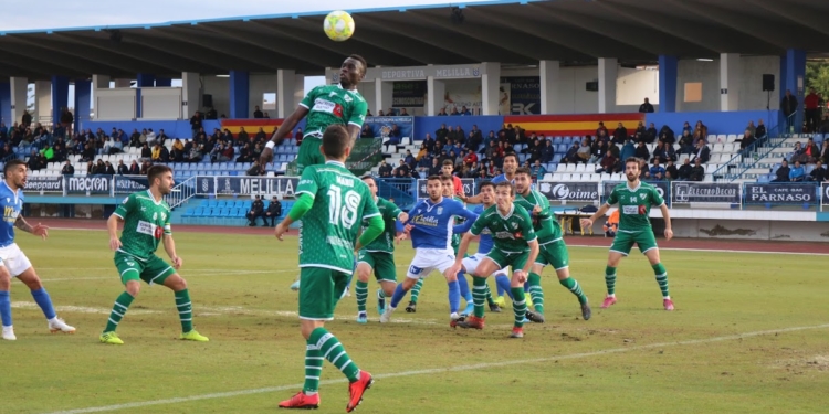 El fútbol premia la ambición del Coruxo