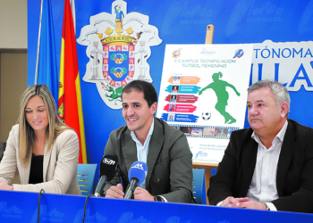 Lorena Asensio, Rachid Bussian y Diego Martínez, durante la presentación de esta nueva edición del Campus de Tecnificación de Fútbol Femenino.