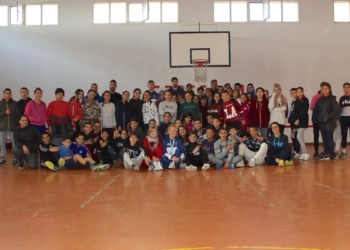 Los jugadores del Melilla BC Fede Uclés e Ignacio Ballespín visitan el IES Rusadir