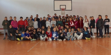 Los jugadores del Melilla BC Fede Uclés e Ignacio Ballespín visitan el IES Rusadir