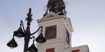 GRAF4638. MADRID, 27/12/2019.- Un grupo de personas celebran las "preuvas" durante los preparativos para las campanadas de fin de año en la Puerta del Sol en Madrid este viernes a cuatro días de las celebraciones. EFE/Ballesteros