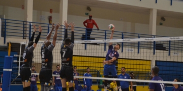 Remate de un jugador de la escuadra de nuestra ciudad, en el último de los partidos de la Superliga Masculina.