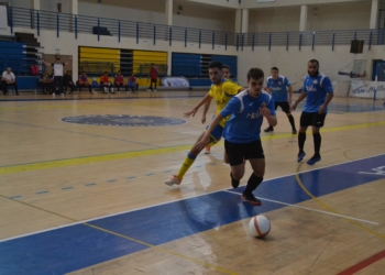 Nessin, en la lucha por conseguir hacerse con el balón.