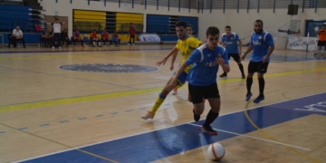 Nessin, en la lucha por conseguir hacerse con el balón.