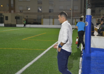 El entrenador del cuadro melillense en uno de los partidos en La Espiguera.
