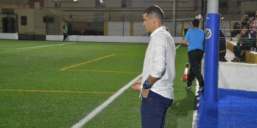 El entrenador del cuadro melillense en uno de los partidos en La Espiguera.