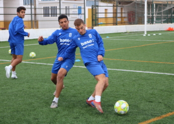 Deco junto a uno de sus compañeros en el entrenamiento de ayer.