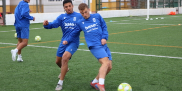 Deco junto a uno de sus compañeros en el entrenamiento de ayer.