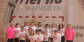 Gabi González junto a las jugadoras del Torreblanca.