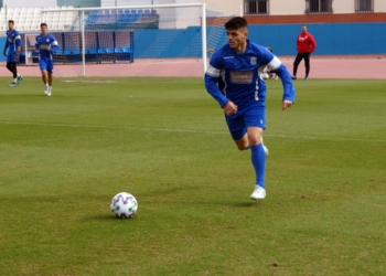 Los jugadores azulinos ejercitándose en el estadio municipal Álvarez Claro.