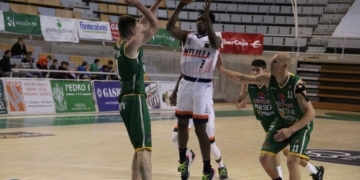 Caleb Agada, en uno de los lanzamientos de uno de sus partidos ligueros.