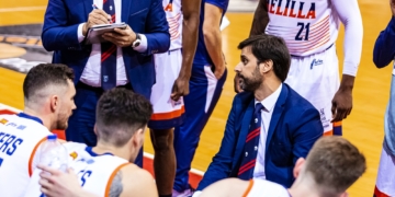 El entrenador melillense del Decano dando instrucciones a todos sus jugadores en un tiempo muerto.
