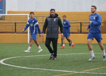 El técnico de la escuadra melillense, en el entrenamiento de ayer.