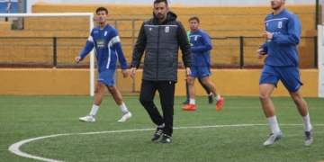 El técnico de la escuadra melillense, en el entrenamiento de ayer.