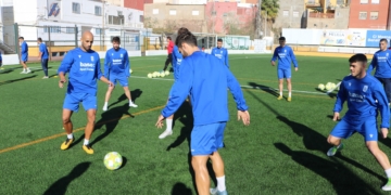 Los jugadores azulinos ejercitándose en el campo federativo de La Espiguera.