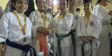 Jóvenes karatecas de nuestra ciudad luciendo sus medallas conseguidas.