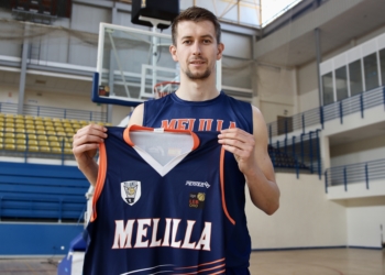 El jugador bosnio posando con su nueva camiseta.