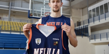 El jugador bosnio posando con su nueva camiseta.