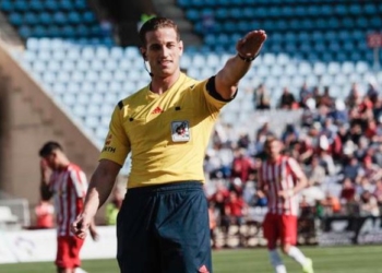 Este hombre está en la Primera División del fútbol español.