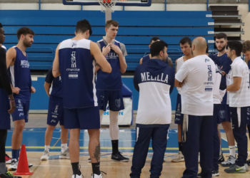 Todos los jugadores de la primera plantilla antes del inicio del trabajo diario de este lunes.