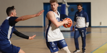 Alejandro Alcoba, primer entrenador de la escuadra del Melilla Baloncesto, en uno de los entrenamientos.