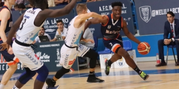 El jugador de la escuadra de nuestra ciudad, en una de sus jugadas en el pabellón Javier Imbroda Ortiz.