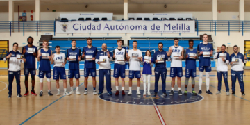 Los jugadores de la plantilla del cuadro melillense posando con el calendario benéfico.