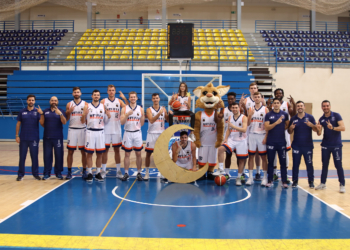 Foto de familia de los jugadores de la primera plantilla de la escuadra de nuestra ciudad.