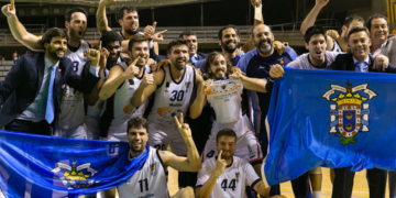 Componentes de la plantilla del Melilla Baloncesto que logró el ascenso deportivo a la Liga ACB.