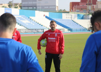 El técnico azulino hablando con sus jugadores durante el entrenamiento de ayer viernes.