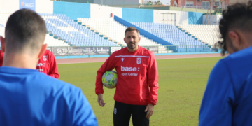 El técnico azulino hablando con sus jugadores durante el entrenamiento de ayer viernes.