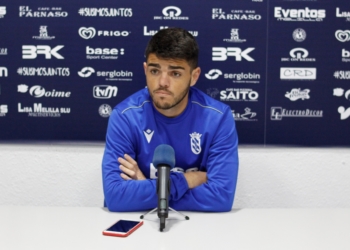 El jugador azulino acudía en la matinal de ayer a la sala de prensa del Álvarez Claro.