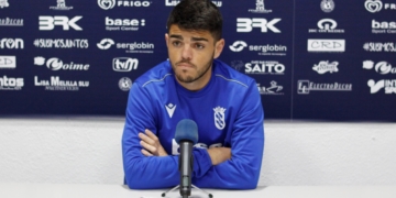 El jugador azulino acudía en la matinal de ayer a la sala de prensa del Álvarez Claro.