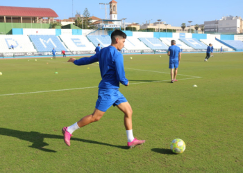 El defensor azulino, durante el entrenamiento celebrado ayer en el Álvarez Claro.