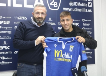 El presidente de la entidad azulina, Luisma Rincón, fue el encargado de realizar la presentación del joven jugador murciano que ha llegado procedente del FC Cartagena.