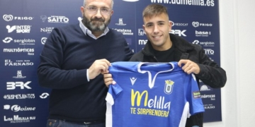 El presidente de la entidad azulina, Luisma Rincón, fue el encargado de realizar la presentación del joven jugador murciano que ha llegado procedente del FC Cartagena.