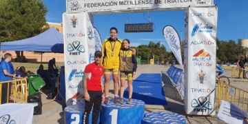 Sonia Mohamed El Hajjaj (c) junto a Paula Jiménez, tras finalizar segunda en el Campeonato de Melilla Duatlón Cros.