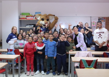 Jordi Ribas y la mascota ‘Meli’ visitan la ludoteca “Hermana Eucaristía”