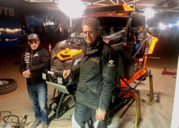 Ambos deportistas antes del inicio de una de las etapas de esta competición del Dakar 2020.