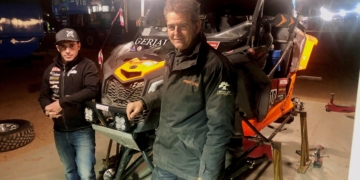 Ambos deportistas antes del inicio de una de las etapas de esta competición del Dakar 2020.