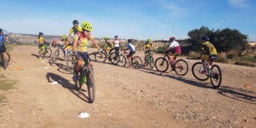 Jóvenes melillenses, en la práctica del triatlón.
