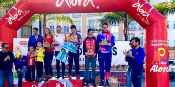 Imagen del momento que al melillense le entregaban la copa como tercera clasificado de la prueba malagueña.