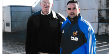 Imagen del técnico melillense, con el fallecido Luis Aragonés.