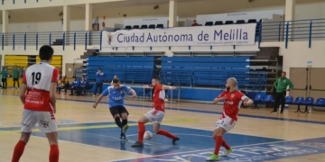 Uno de los jugadores de la escuadra de nuestra ciudad, en el lanzamiento a portería.