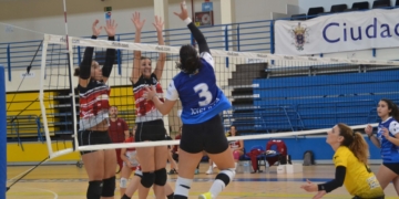 Remate de una de las jugadoras del cuadro melillense.