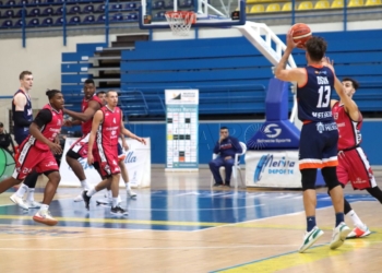 Matulionis, jugador del Melilla Baloncesto, en uno de sus lanzamientos