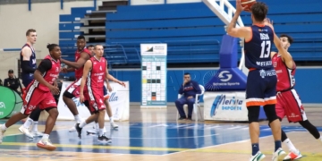 Matulionis, jugador del Melilla Baloncesto, en uno de sus lanzamientos